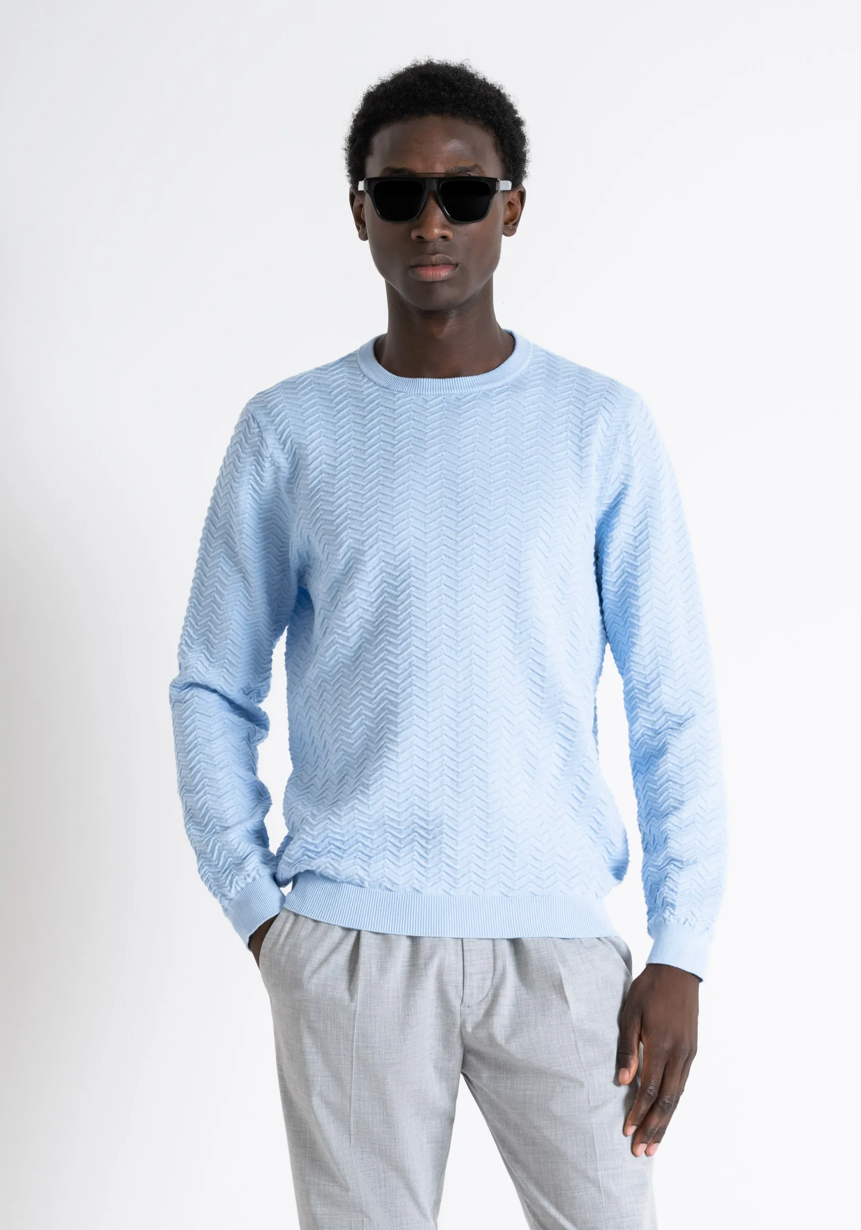 JERSEY REGULAR FIT EN SUAVE HILADO DE ALGODÓN DE COLOR LISO CON PATRÓN JACQUARD